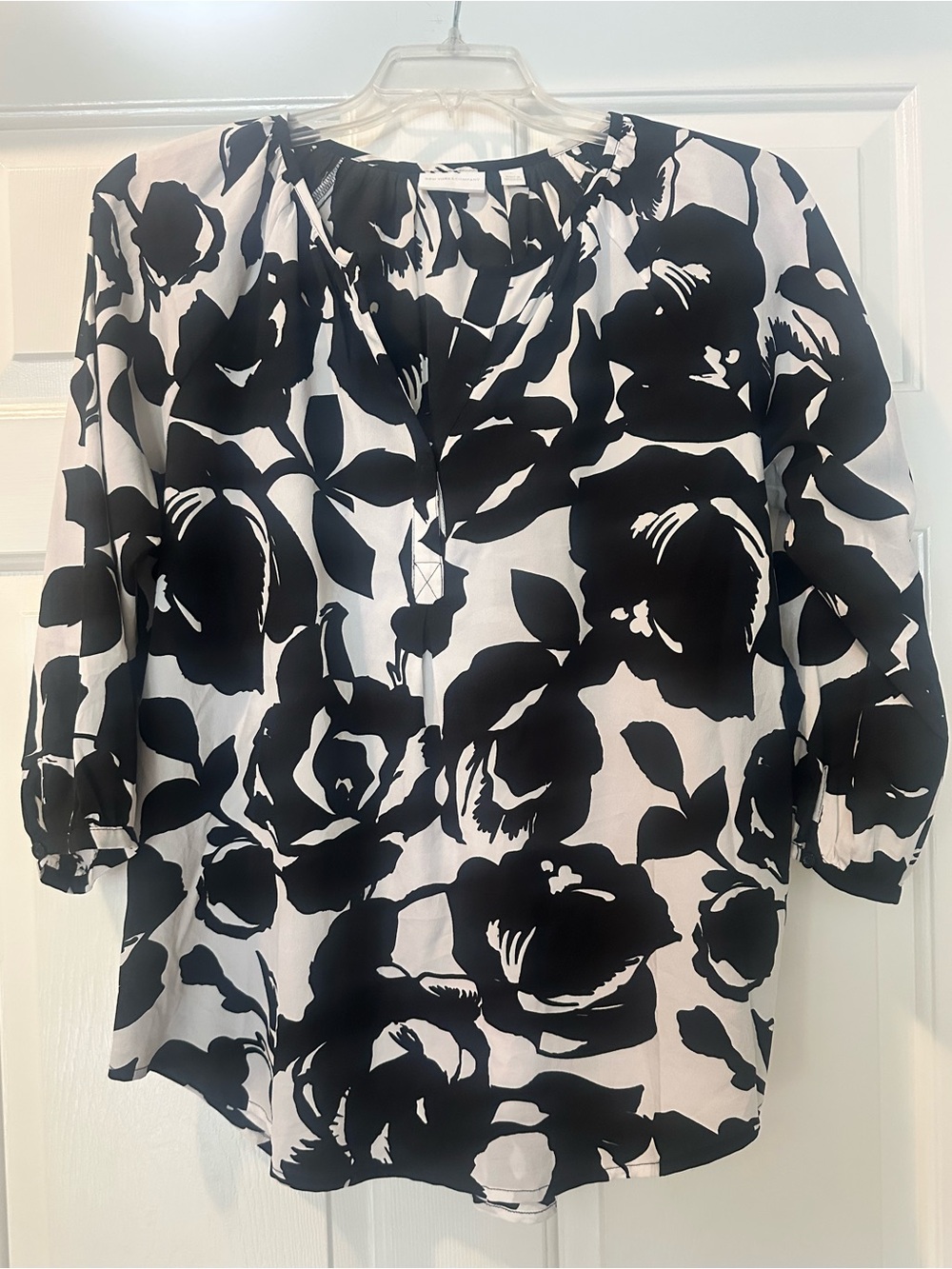 New York and Company Black and White Floral Blouse size Large